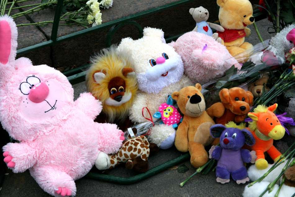 Жители Ревды скорбят у места трагедии с тремя детьми под Екатеринбургом